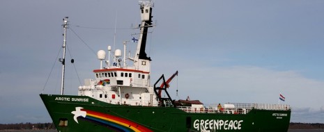 Как известно, активистов организации Greenpeace обвинили в пиратстве. Тем не менее, не кто иной, как нынешний президент взял да и в какой-то момент обмолвился о том, что мол статья за пиратство несколько чрезмерна. Реакции со стороны ни следователей, ни прокураторы на эти "замечания" не последовали, что безусловно говорило о том, что это была работа на публику. Другое дело, что как бы это ни показалось странным - в словах бывшего выпускника юрфака была своя доля правды, но кроме неё есть и более серьёзные основания присмотреться к тому, что произошло и как реагировала на событие российская власть.