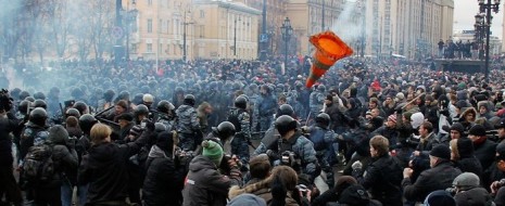 Описаны факторы, в силу которых в конкурентной среде и, шире, при капитализме, происходит группообразование с поддержанием взаимной ненависти между группами, с перспективой её усиления до открытого конфликта. 