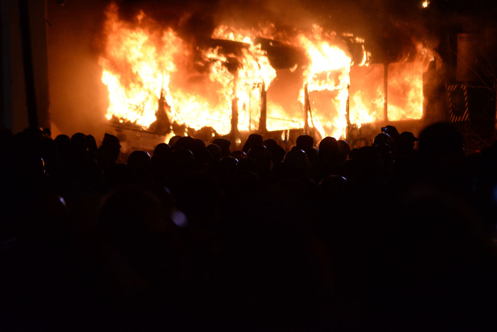 Police_bus_set_on_fire_by_rotesters._Euromaidan_Protests._Events_of_Jan_19,_2014