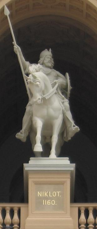 Памятник Никлоту — родоначальнику Мекленбургского дома (Шверинский дворец)