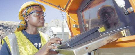 Впервые в истории горнорудного производства Замбии на медных копях на севере страны наравне с шахтёрами будут работать 7 женщин-водителей 120-тонных грузовиков. Они прошли тщательный отбор и проверку на профессиональную...