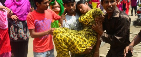 Полиция Бангладеш использовала слезоточивый газ и штурмовала здание пошивочной фабрики, где забаррикадировались рабочие, проводящие голодную забастовку. Вооруженные дубинками полицейские заставили 400 рабочих бежать с фабрики в Дакке, где они уже 10 дней бастовали, требуя выплаты долгов по зарплате и премиальных.