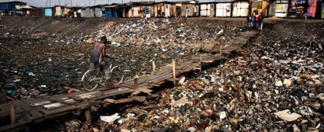 Чем жёстче природоохранное законодательство в развитых странах - лидерах по производству отходов, тем больше бизнес обходит его, направляя потоки мусора к бедным. И в бедные районы собственных стран, и в третий мир.