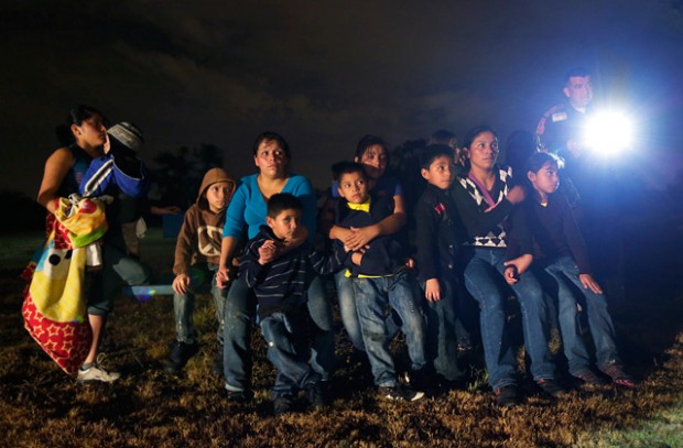 Иммигранты из Гондураса и Сальвадора, пересекающие границу между Мексикой и США. 