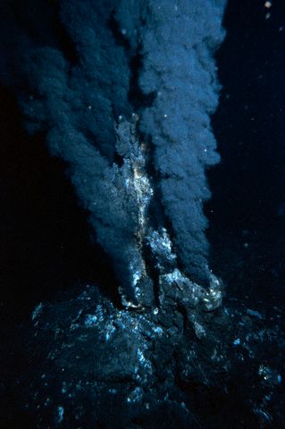 Гидротермальный источник («чёрный курильщик») на дне Тихого океана. (Фото Ralph White / Corbis.)