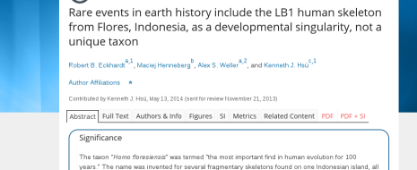 4 августа очень уважаемый журнал Proceedings of the National Academy of Sciences (PNAS) опубликовал две статьи (одна и другая). Каждая подписана четырьмя именами, из коих три – одни и те же в обеих статьях. Самое известное и «говорящее» из них – маститый южноафриканский антрополог Мацей Хенненберг. Обе статьи посвящены одной теме: пресловутые флоресские «хоббиты» (Homo floresiensis, карликовый островной вид людей, обитавший на индонезийском острове Флорес в совсем недавние времена) – вовсе никакой не вид и не одно из крупнейших открытий палеоантропологии XXI века, а ошибка исследователей, принявших за новый вид останки современного человека, страдавшего какой-то патологией развития.

Собственно, ничего особо нового в этом нет: эту песню Хенненберг и его постепенно редеющие единомышленники поют все те десять лет, что человечество знает о «хоббитах». В статьях отсутствуют результаты каких-либо новых исследований флоресских находок или иных материалов – кроме разве что перерасчета объема мозга «хоббита», сделанного на основании «измерения окружности черепа» и давшего цифру 430 куб. см. Что ж, авторов можно поздравить с отличным глазомером – в прошлом году японцы, пользуясь самыми современными методами виртуальной реконструкции, определили его в 426 куб. см., всего на 4 кубика точнее, чем Хенненберг намерил рулеткой! Новым словом можно считать разве что предположительный диагноз: если раньше анатомические особенности «хоббитов» объявлялись следствием микроцефалии, затем гипотиреоидного кретинизма и наконец – синдрома Ларона, то теперь Хенненберг и компания видит в них признаки синдрома Дауна. Что, однако, нисколько не смущает уважаемых ученых: по их мнению, «бремя доказывания должно лежать на сторонниках более экстравагантной гипотезы» (вот она, реплика из детектива!) – каковой они, естественно, считают версию отдельного вида людей. В переводе на нормальный человеческий язык это пафосное утверждение означает: у нашей точки зрения доказательств нет и не предвидится, так что нам остается только пытаться заставить оппонентов опровергать наши взятые с потолка «объяснения» придуманные ad hoc гипотезы
