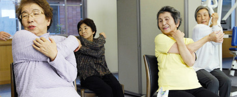 В Японии на протяжении всей жизни женщины вынуждены несколько раз прерывать свою рабочую карьеру во имя семьи. Способствует ли стабильности общества данная тенденция, и с чем сталкиваются пожилые женщины в Японии на практике?
