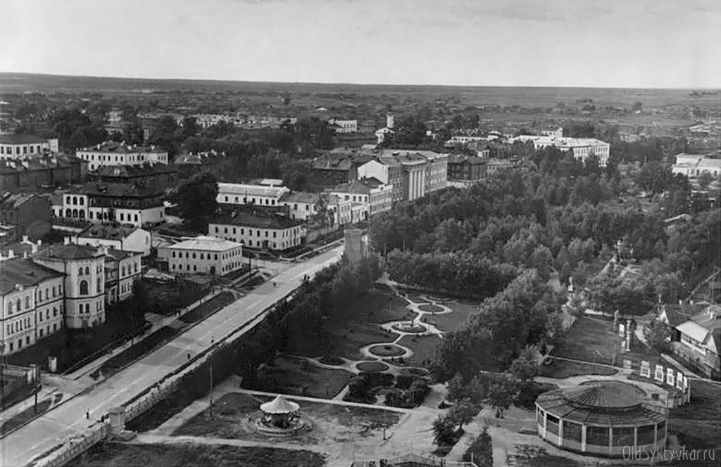 Новый Сыктывкар, 1934. Большевики создали городской парк был установлен памятник В. И. Ленину, построены открытая эстрада, летний театр, спортивная площадка и кинотеатр. И снесли церкви.