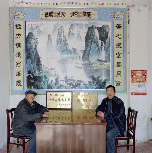 Слева – Вейханг, староста китайского села Цуй в провинции Шандунь: зарплату не получает. Справа – Гонли, секретарь ячейки Компартии Китая в этом же селе: зарплата 35 долларов в месяц