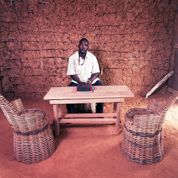 Кристиан Чеа, губернатор либерийского графства Ривер-Джи. Местные жители за свой счет построили ему офис из глины. Но в один прекрасный момент у управляемых им крестьян закончились деньги, а потому офис Чеа остался без дверей и окон