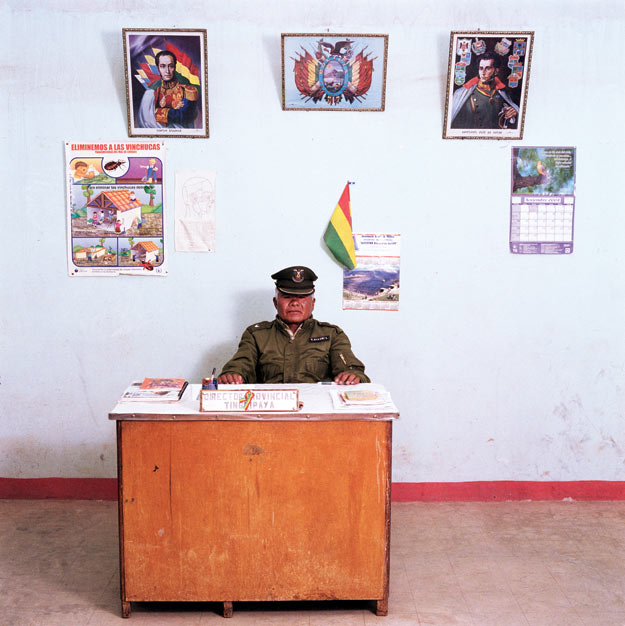 Константино Ая вири Кастро — констебль в боливийской деревне Тинкуипайя. Он откладывает по несколько долларов каждый месяц, чтобы потом на эти деньги провести телефон к себе в кабинет