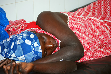 Показатель мертворождений в Сенегале очень высок и, по оценкам, составляет 20 на 1000 новорожденных. Ндейе М. — мать пятерых детей, двое из которых уже умерли. Она оплакивает своего последнего ребенка, рожденного мертвым всего несколько часов назад.