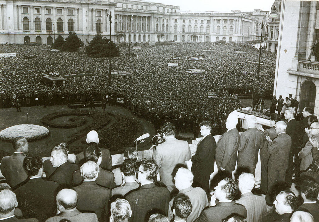 Николае Чаушеску 21 августа 1968 г. выступает на митинге в защиту "Пражской весны" и против "советской интервенции"