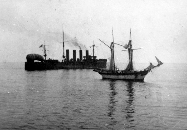 Крейсер "Россия" и остановленная им японская шхуна Айя-Мару, 1905 год