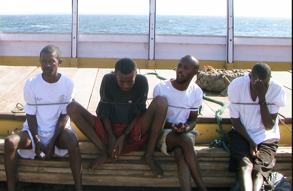 Подозреваемые в пиратстве, задержанные французскими морскими пехотинцами в Аденском заливе, после выдачи их властям Пунтленда, январь 2009 года. Фото: AP Photo / East News