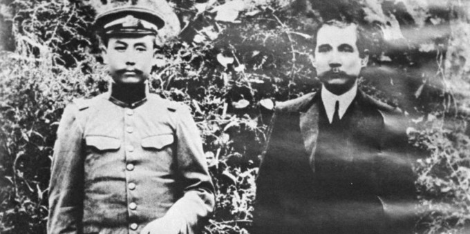 Янь Сишань (слева) 19 сентября 1912 года в Тайюане, Шаньси