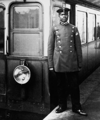камерунец Мартин Дибобе, кондуктор трамвая на U-Bahnhof Schlesisches Tor, Берлин, 1908 год.