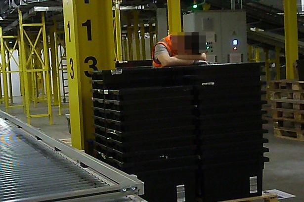 Фото из репортажа: работник склада Amazon спит стоя