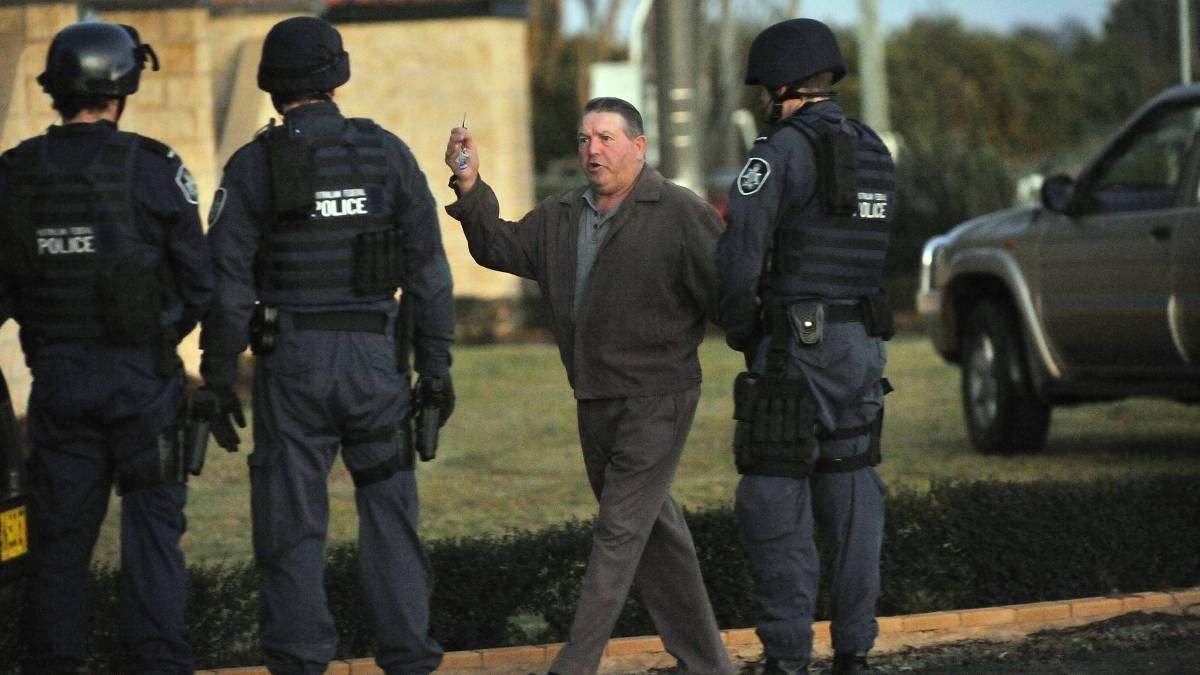 Франческо Барбаро в окружении сотрудников Австралийской Федеральной полиции (фото: The Sydney Morning Herald)