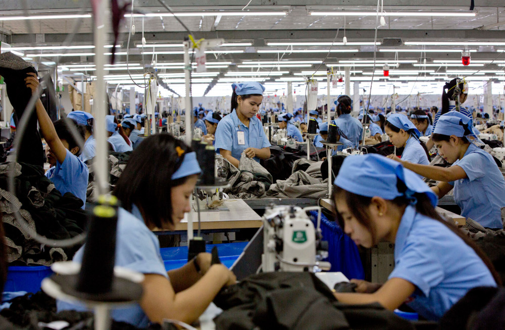 Дешёвый труд - цех пошива одежды в Мьянме