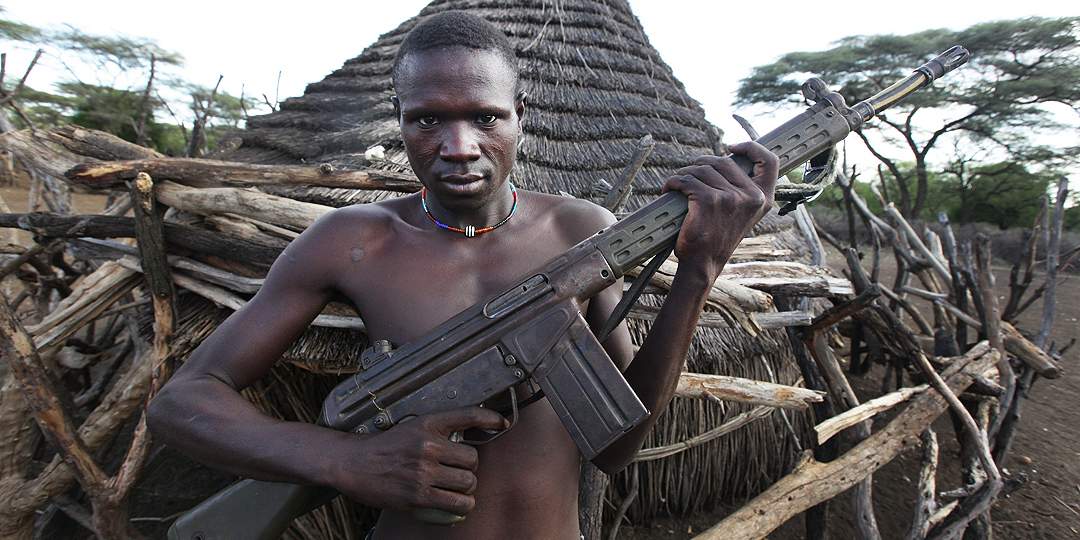 Вооружённый южносуданец (фото: Steve Evans)