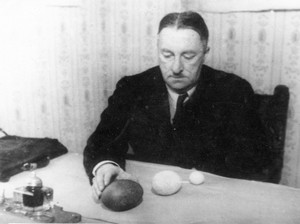 Замдиректора зоосада, к.б.н. Николай Леонидович Соколов. Фото 1948 г. Уроженец Вологды, в 1926 году он окончил Киевский институт народного образования, получив квалификацию научного работника-зоолога. В 1936 году приехал в Ленинград по приглашению зоосада. В 1938-м стал заведующим отделом птиц. В 1942 году в ЛГУ защитил кандидатскую диссертацию "Орнитофауна бассейна реки Суконы". С марта 1942 года был утвержден на должность заведующего научной частью, а с сентября – заместителя директора Ленинградского зоосада. Пятого июля 1943 года ему была вручена медаль "За оборону Ленинграда". Всего по Ленинградскому зоосаду медалью "За оборону Ленинграда" были награждены 16 работников, ухаживавших за животными. Источник