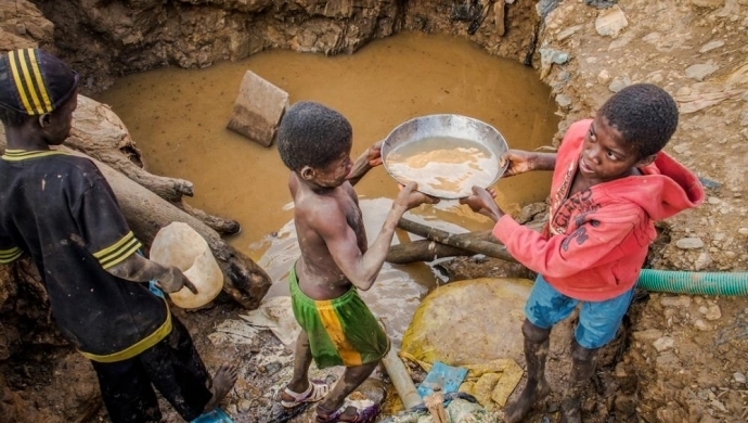 Африка, Демократическая Республика Конго. Дети добывают кобальт, используемый в гаджетах, на которых сколачивается прибыль крупнейших «высокотехнологичных» корпораций вроде Apple, Samsung и Google