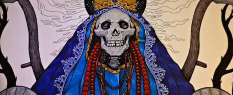 Человеческие жертвоприношения, капища богини Смерти, отрубленные головы и черепа жертв, выставленные напоказ, — всё это религиозная изнанка мексиканской «войны с наркотиками». К чему привело усиление картелей в одной из самых католических стран мира — в нашем материале.