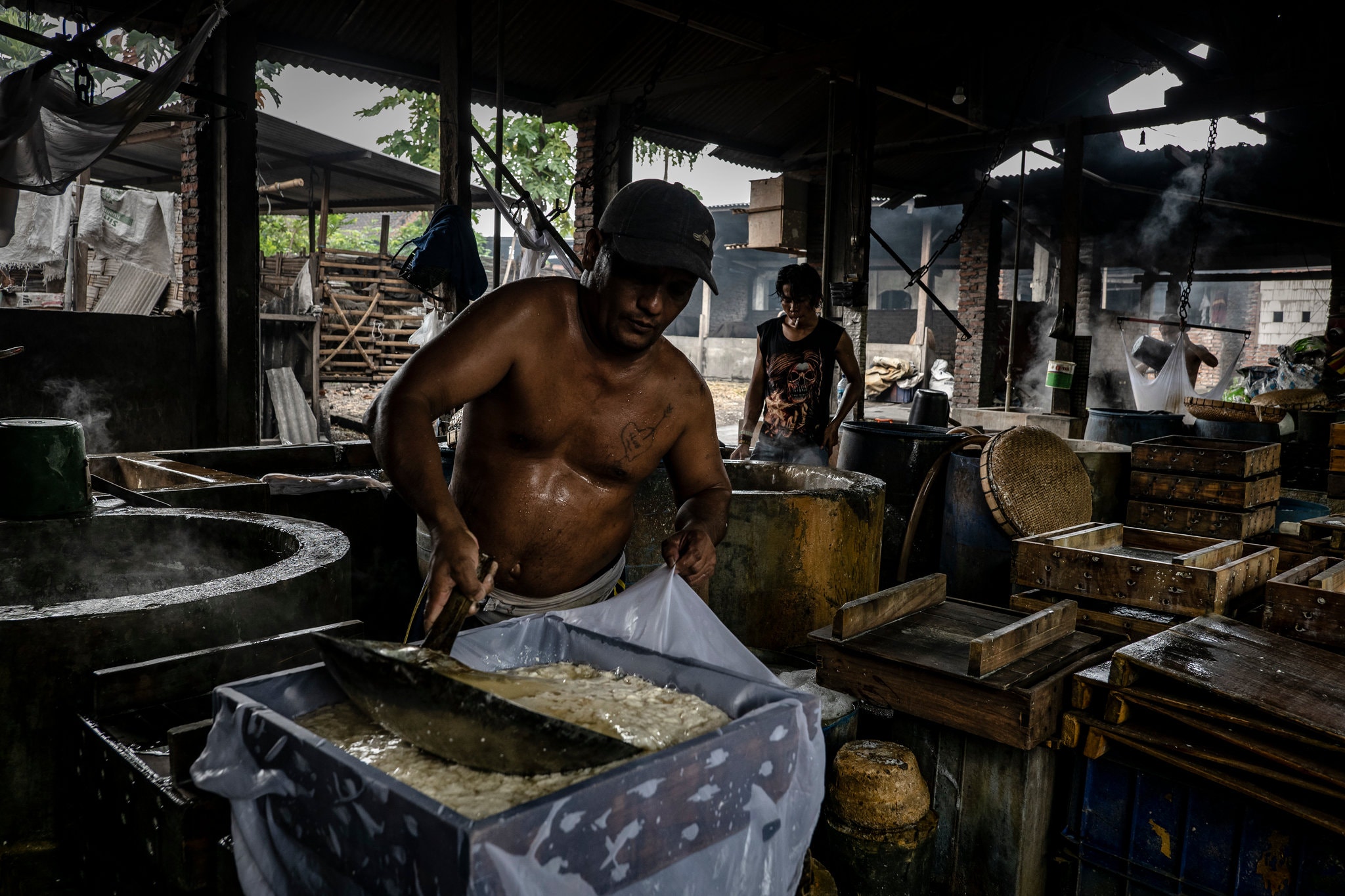 Коммерческая кухня в Tropodu, Индонезия готовит тофу, используя как топливо собранный для рециклинга пластик