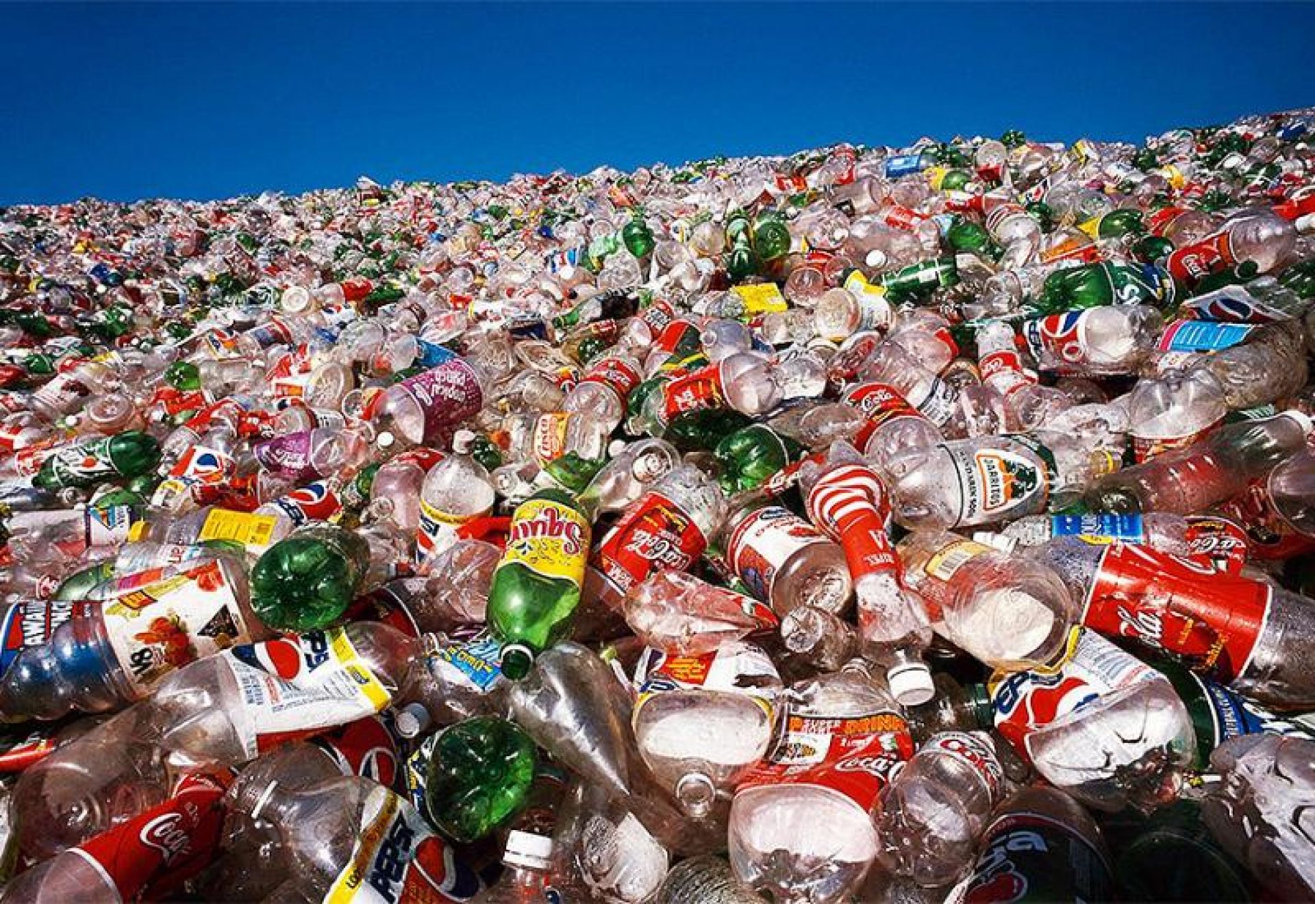 Слишком много произведено пластика: а всякий произведённый товар - это отложенный отход, за который в нынешней ситуации производитель не несёт ответственности