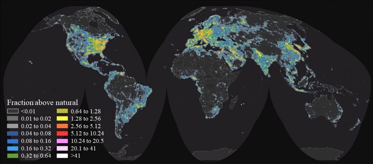 Распространение светового загрязнения по всему миру; цветом показано добавление освещённости к природному фону за счёт искусственного света. Врезка - численные значения яркости для каждого из цветов карты.