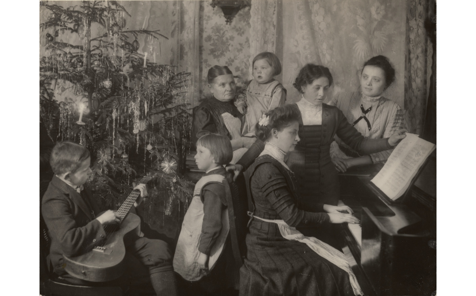 Празднуют рождество в буржуазной семье, 1910 г.