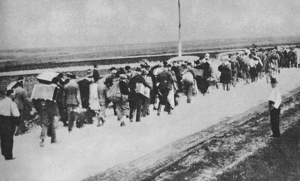 Сентябрь  1939 г. Польские дороги забиты беженцами. Большинство ищет спасения на востоке, у Красной Армии. Надежды на её приходит были у многих из оборонявших Варшаву.