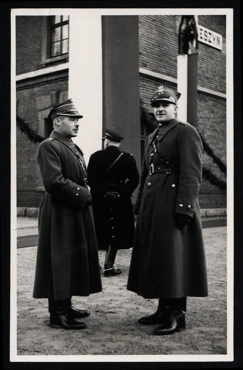  Два офицера польской армии ждут прибытия президента Игнация Мосцицкого в Чески-Тешин