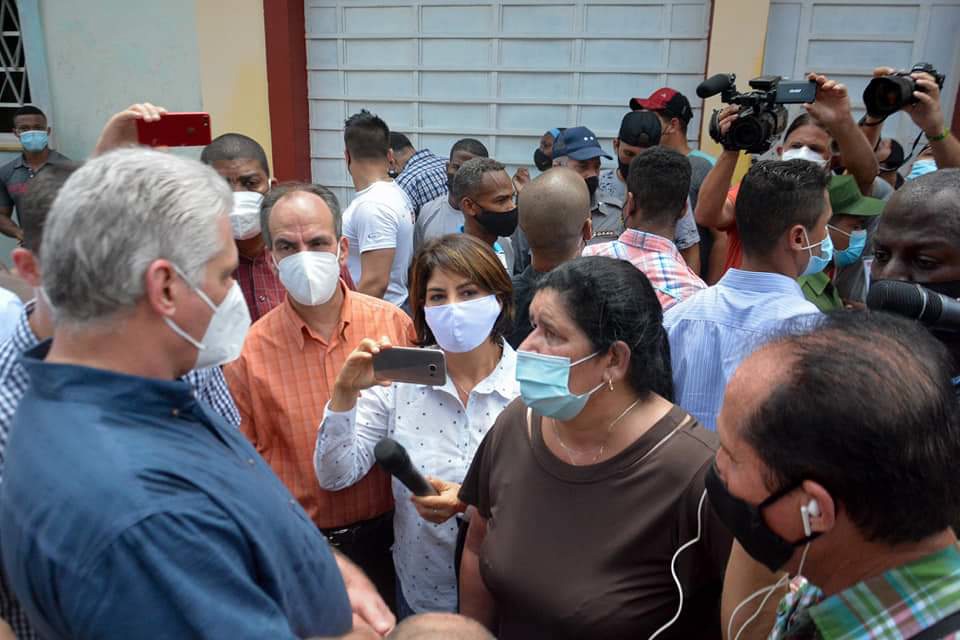 Мигель Диас-Канель общается с жителями Сан-Антонио-де-лос-Баньоса. 11 июля 2021 года.