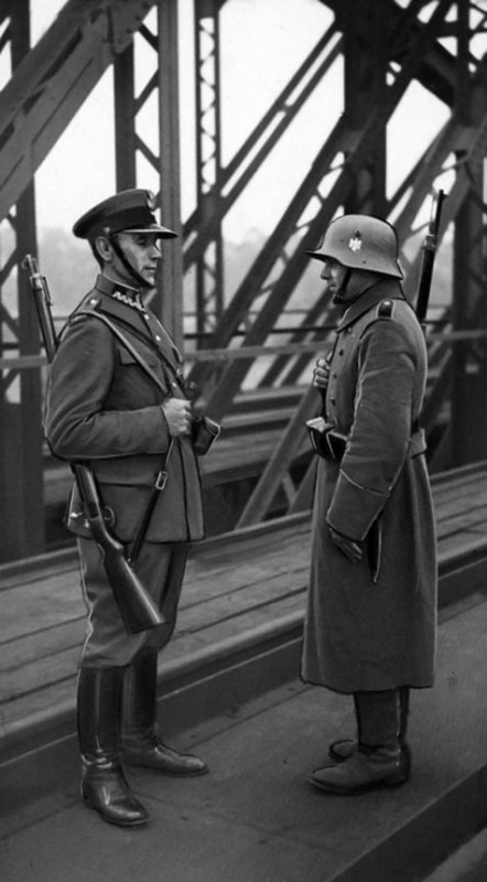 1938 Немецкий и польский пограничник на железнодорожном мосту в захваченном поляками чешском городе Богумин.