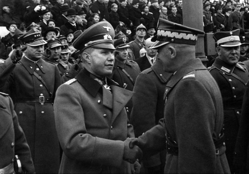 Рукопожатие польского маршала Эдварда Рыдз-Смиглы и немецкого полковника фон Штудница на параде «Дня независимости» в Варшаве 11 ноября 1938 года.
