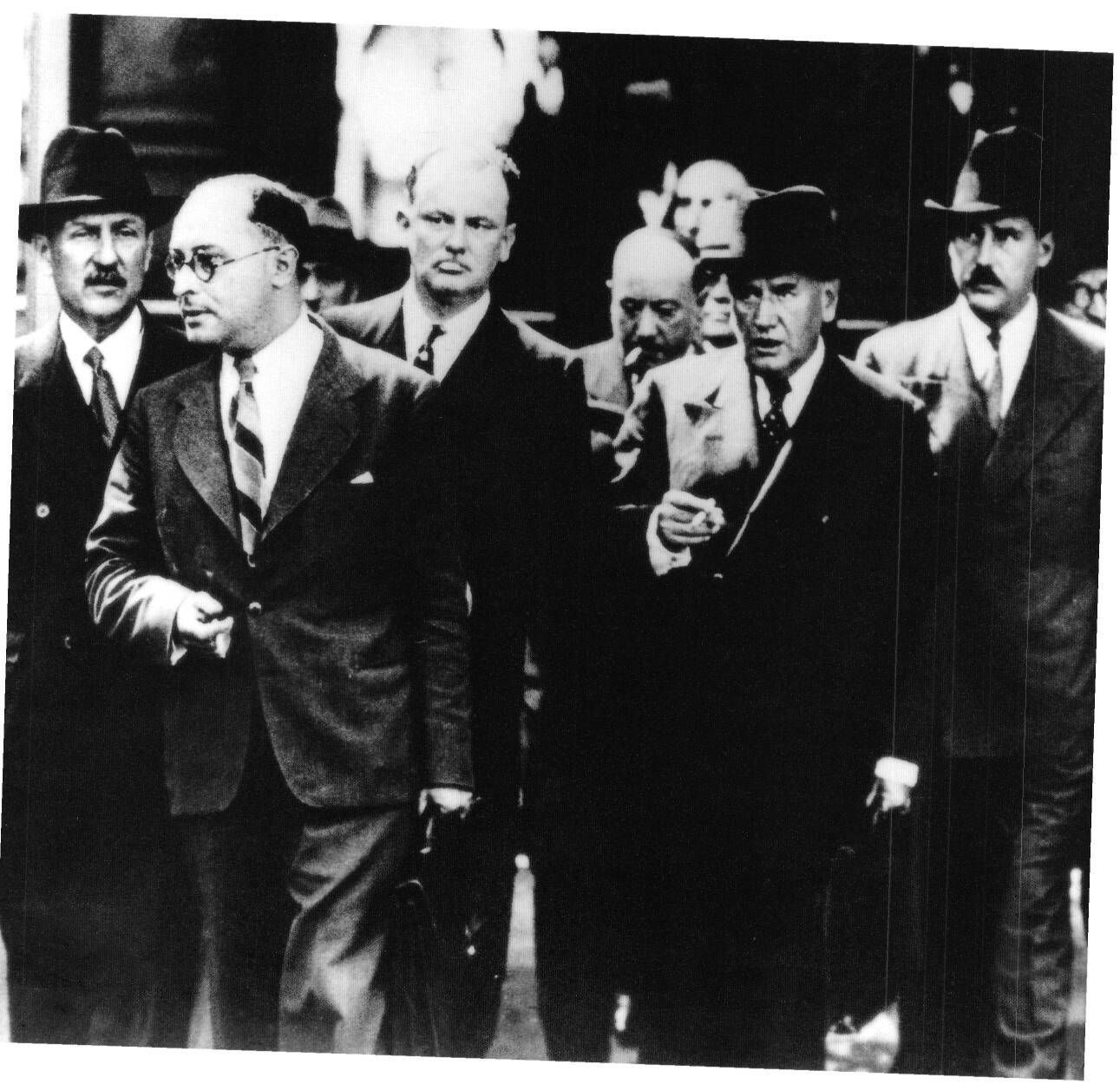 Премьер-министр Франции Эдуард Даладье (второй справа) и его кабинет министров возвращаются из Елисейского дворца 2 сентября 1939 после принятия решения о всеобщей мобилизации. Жан Зей, министр образования, победно улыбается в камеру