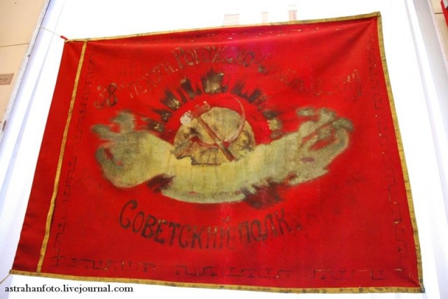 Знамя Рогожско-Симоновского полка из московских рабочих-красногвардейцев, спешно переброшенных в Царицын в 1918 г