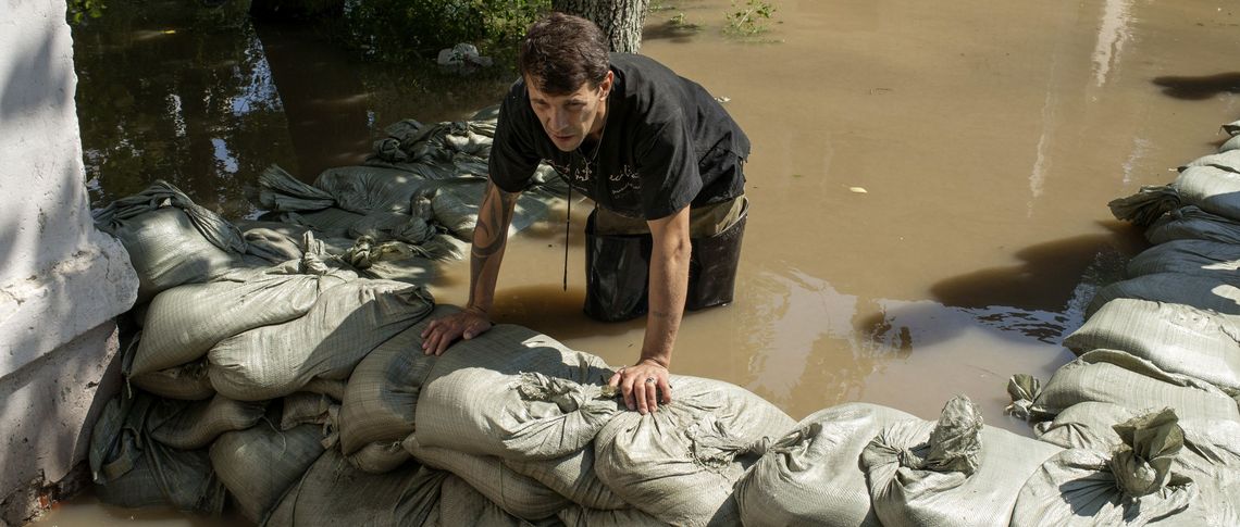 csm_A_worker_sets_up_a_dam_in_a_flooded_street_9cde2bdb74
