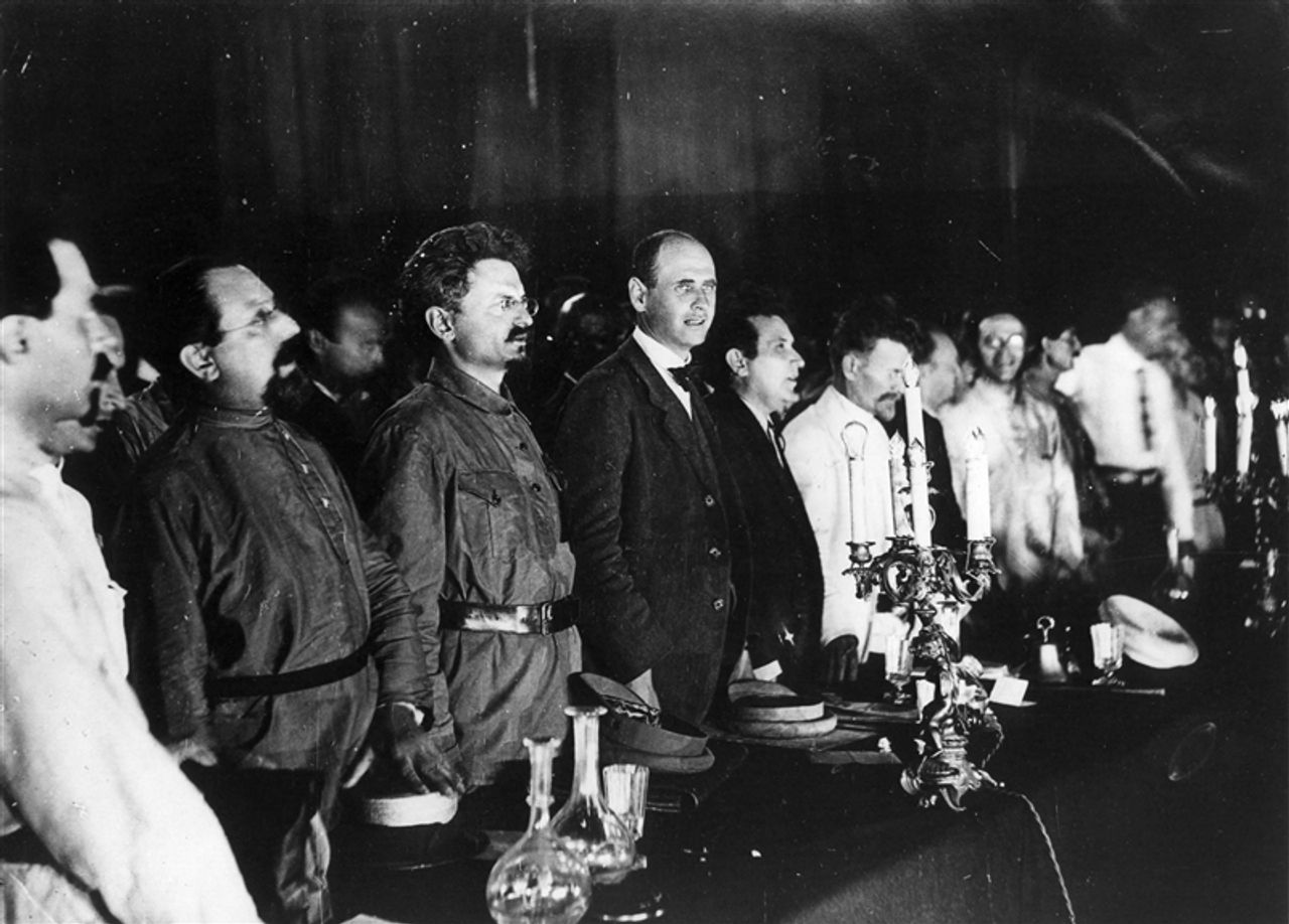 2й съезд Коминтерна, Троцкий третий слева, рядом с Паулем Леви и Зиновьевым