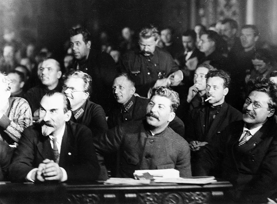 Сталин, Молотов и другие сторонники фракции руководства слушают выступления на 15 съезде ВКПб. Левая оппозиция разгромлена