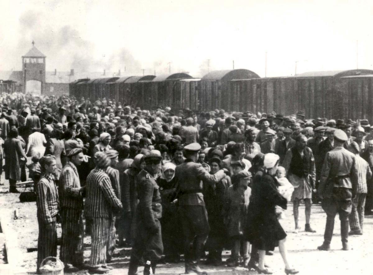 Селекция заключённых на платформе лагеря уничтожения Биркенау, Польша. 27 мая 1944. 