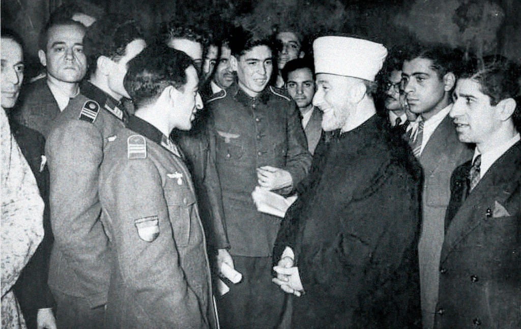 Иерусалимский муфтий приветствует арабских добровольцев в рядах нацистской армии. В отличие от других арабских националистов, муфтий и поддерживавшие его арабы Палестины оставались союзниками Гитлера и после 1943 г., а после 1945 г. попробовали осуществить юденфрай. Но неудачно.