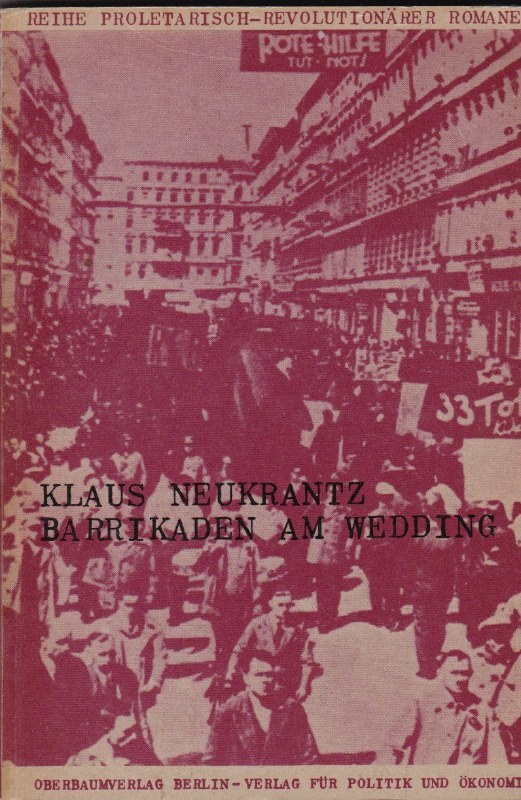 1-3 мая 1929 года берлинская полиция расстреляла демонстрацию, организованную Компартией Германии и Союзом красных фронтовиков. В 1931 году Клаус Нойкранц написал роман «Баррикады в Веддинге» о событиях «Кровавого мая»: «Переулок был светящимся красным лесом знамен. Не было почти ни одного окна, из которого не развевалось бы красное полотно или хотя бы скромный красный лоскут. Из нескольких окон висели большие красные транспаранты: "Долой запрет проведения демонстраций" и "Свободную улицу 1 мая". На одном были нарисованы серп и молот, а ниже стояло: "Да здравствует Советский Союз – завоюем себе советскую Германию!" На углу Визенштрассе висел через дамбу красный суконный транспарант, на котором светились огромные буквы: "Рот фронт!"» И еще два фото в тему предыдущего поста. На первом Семён Буденный и Фёдор Степанович Гуляев в Москве, в июле 1922 года. На втором Фёдор Гуляев вместе с руководителем Международной организации помощи борцам революции Кларой Цеткин среди кремлевских курсантов. Всех с Первомаем! Самое время напомнить о событиях 1-3 мая 1929 года, когда берлинская полиция расстреляла демонстрацию, организованную Компартией Германии и Союзом красных фронтовиков. В 1931 году Клаус Нойкранц написал роман «Баррикады в Веддинге» о событиях «Кровавого мая»: «Переулок был светящимся красным лесом знамен. Не было почти ни одного окна, из которого не развевалось бы красное полотно или хотя бы скромный красный лоскут. Из нескольких окон висели большие красные транспаранты: "Долой запрет проведения демонстраций" и "Свободную улицу 1 мая". На одном были нарисованы серп и молот, а ниже стояло: "Да здравствует Советский Союз – завоюем себе советскую Германию!" На углу Визенштрассе висел через дамбу красный суконный транспарант, на котором светились огромные буквы: "Рот фронт!"» Конечно, участники майских событий моментально стали международными героями. Фото из августовского журнала «Смена» за 1929 год. После Кровавого мая появилась песня «Der rote Wedding (Красный Веддинг)», названная в честь пролетарского района Берлина, жители которого и попали под полицейские пули.  Эта песня стала главным пролетарским гимном и исполнялась на каждом массовом собрании. Слова Эриха Вайнерта, музыка Ганса Эйслера, исполняет Эрнст Буш.
