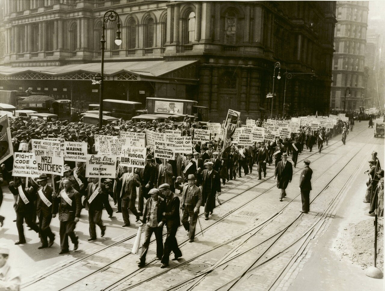 1934. Тысячи коммунистов на Первомайской демонстрации в Нью-Йорке
