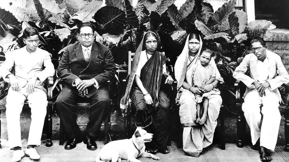 Бхимрао Рамджи Амбе́дкар с семьёй, февраль 1934. Он в европейском костюме, слева - дочь, справа от него - жена, дальше жена старшего брата и сын.
