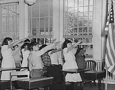 Клятва верности флагу США в школе (1941 г.). Похожий за зигу жест - салют Беллами, возникший аж в 1892 г. в скаутских организациях 