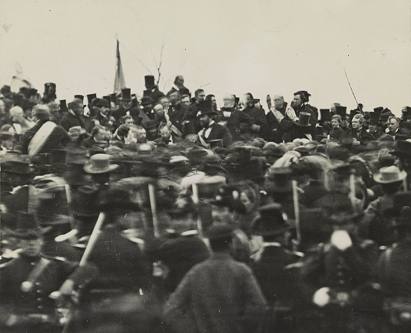 Авраам Линкольн в Геттисберге (в кружочке), за три часа до выступления. Справа от Линкольна его телохранитель, Уорд Хилл Леймон