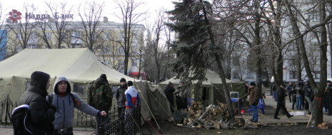 Фашизм удивительно хорошо умеет сплотить безразличных и заставить молчать недовольных именно благодаря практикуемым им постоянным публичными издевательствам, избиениям и убийствам. Чем собственно, он отличается от буржуазной демократии, сходной вовлечением масс в политический процесс, и от авторитарного режима, сходного репрессивностью, но...